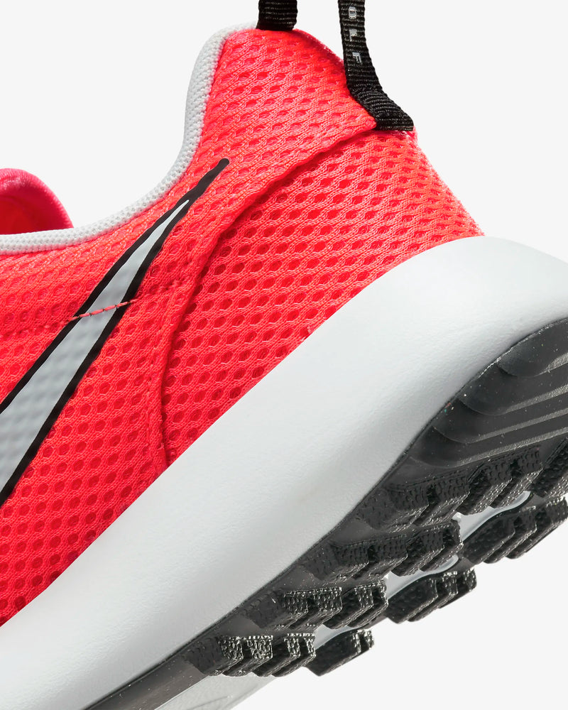 Load image into Gallery viewer, Nike Roshe Jr Golf Shoe Crimson Detail Back
